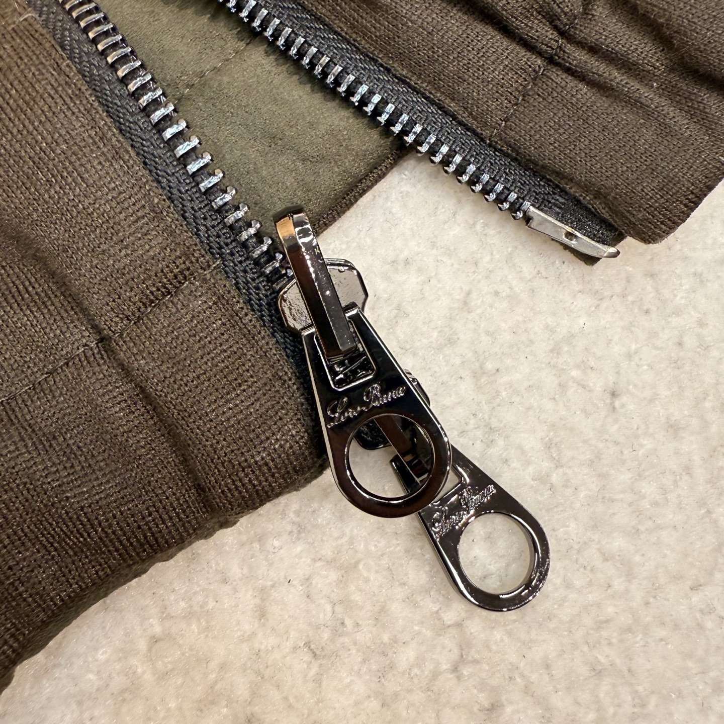 羽绒服 绿色细节