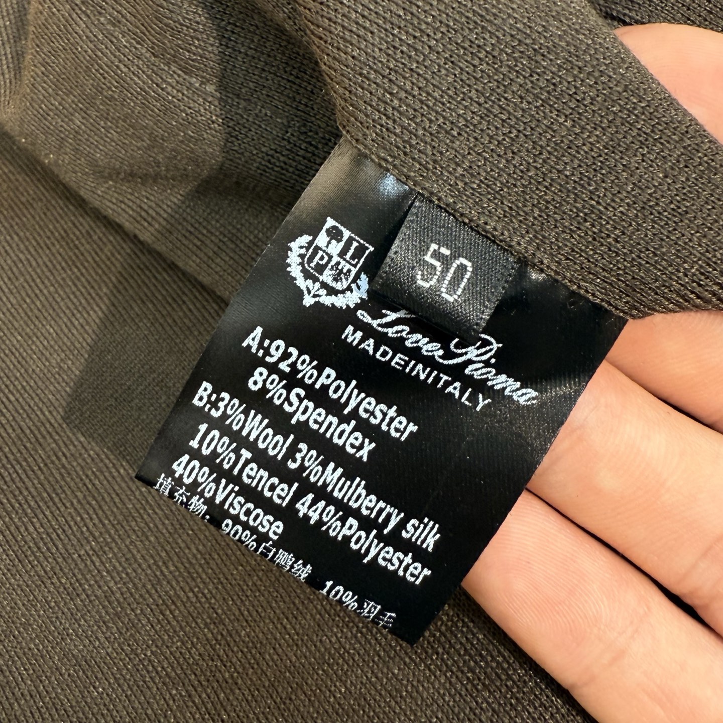 羽绒服 绿色细节