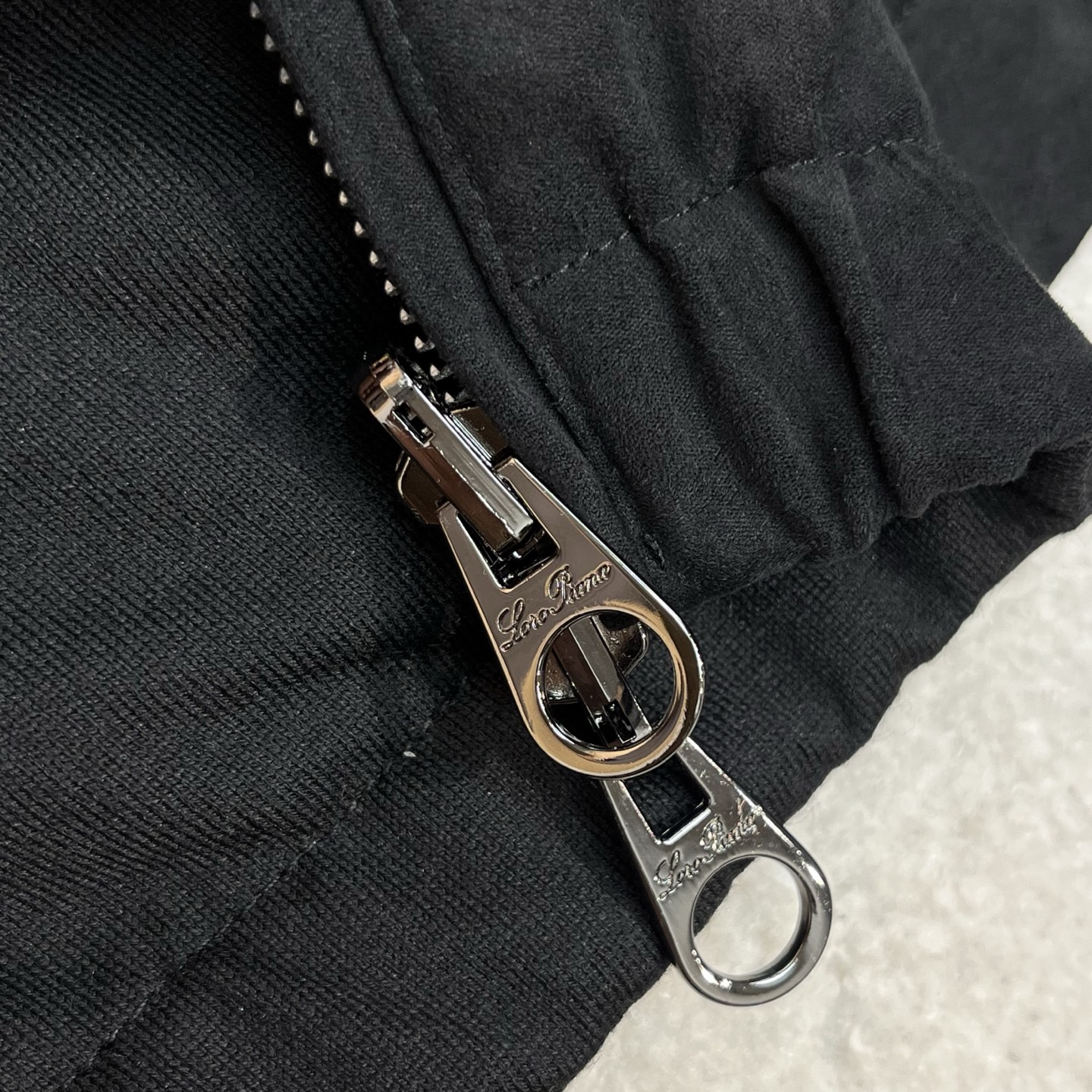 羽绒服 黑色细节