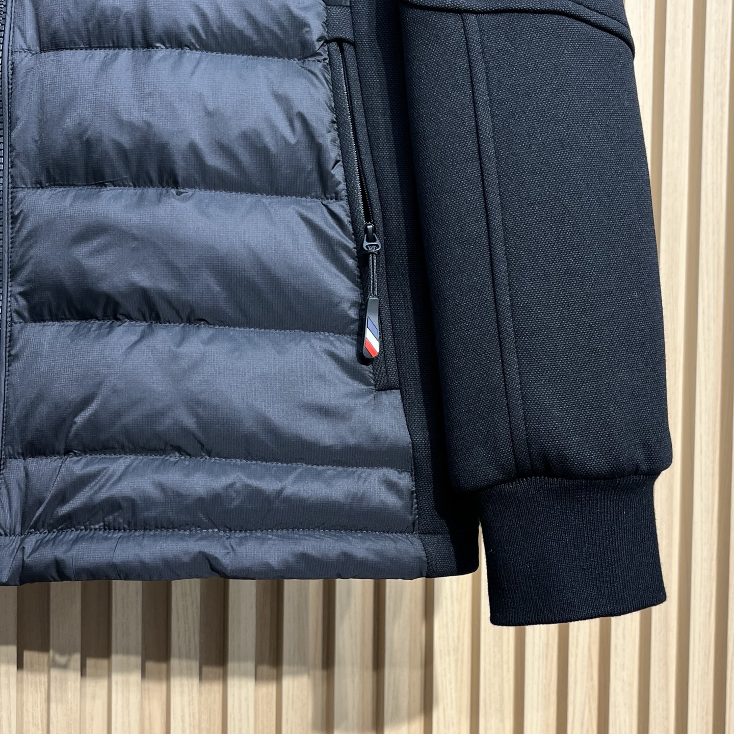 羽绒服 蒙家秋冬男装抽绳风帽短款羽绒夹克是秋冬男装系列中的一款，以黑色为主色调，兼具时尚与实用性。这款羽