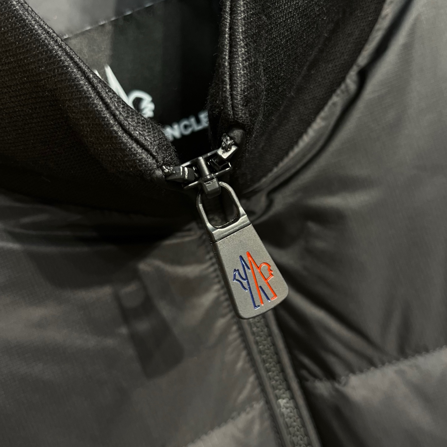 羽绒服 蒙家秋冬男装抽绳风帽短款羽绒夹克是秋冬男装系列中的一款，以黑色为主色调，兼具时尚与实用性。这款羽