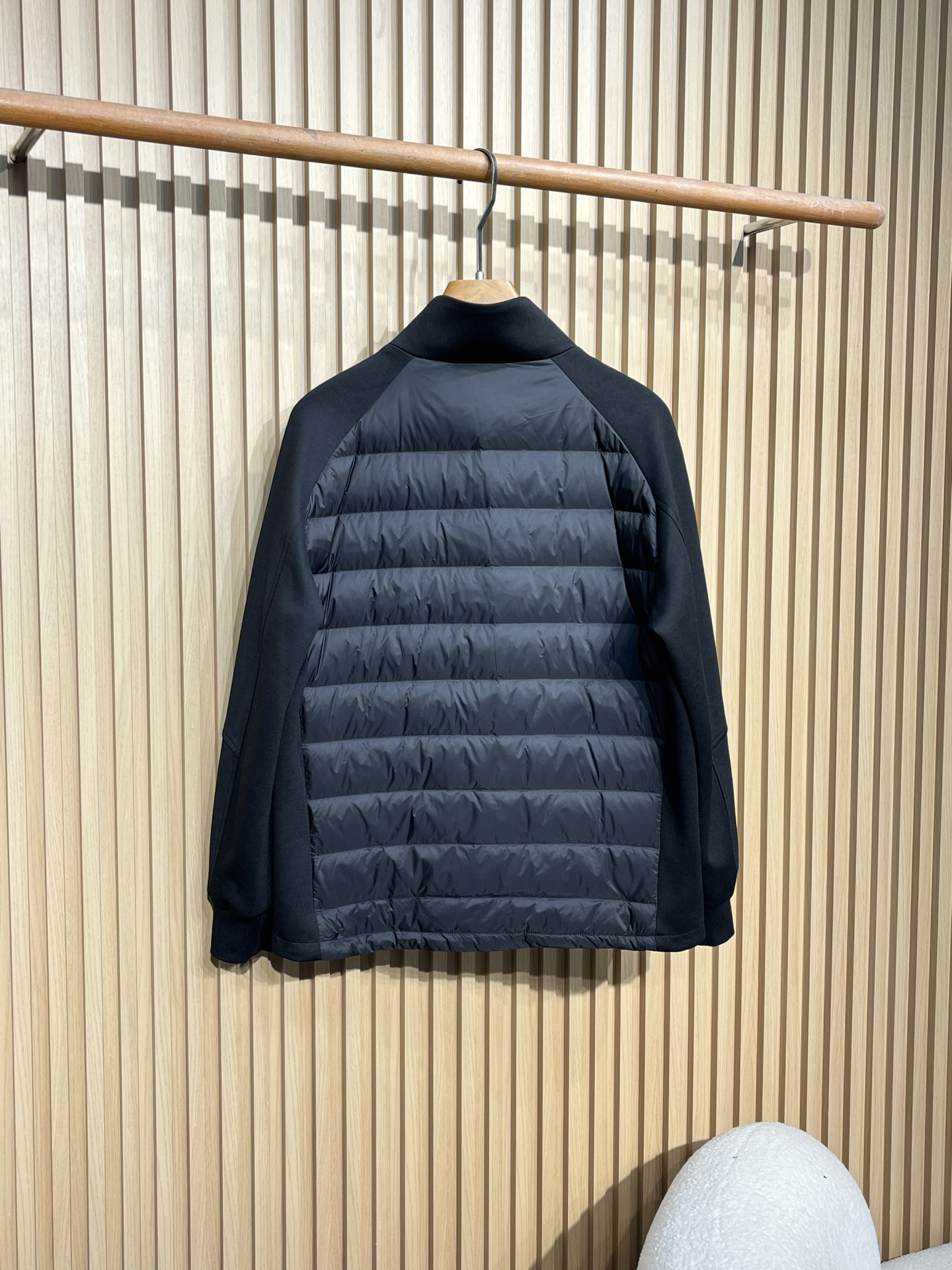 羽绒服 蒙家秋冬男装抽绳风帽短款羽绒夹克是秋冬男装系列中的一款，以黑色为主色调，兼具时尚与实用性。这款羽