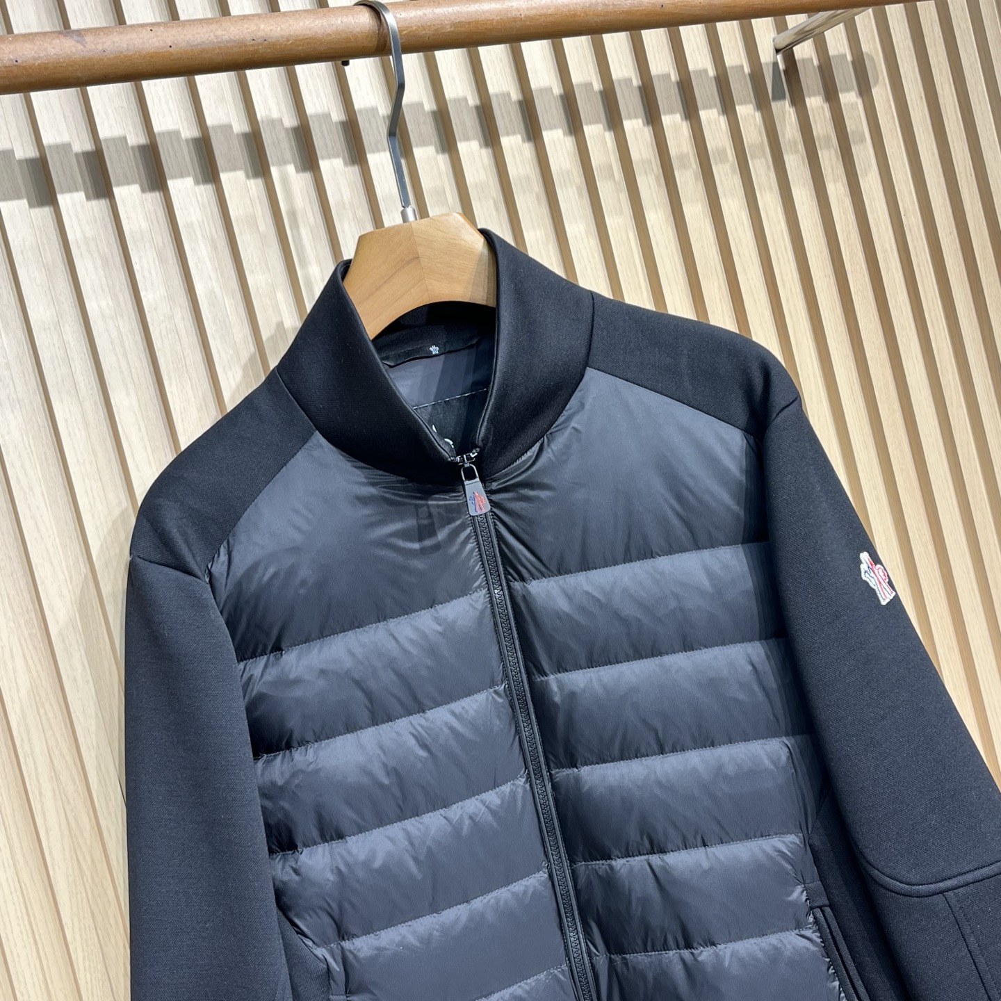 羽绒服 蒙家秋冬男装抽绳风帽短款羽绒夹克是秋冬男装系列中的一款，以黑色为主色调，兼具时尚与实用性。这款羽