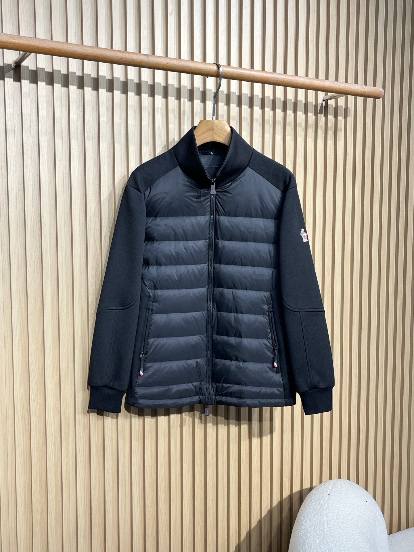 羽绒服 蒙家秋冬男装抽绳风帽短款羽绒夹克是秋冬男装系列中的一款，以黑色为主色调，兼具时尚与实用性。这款羽