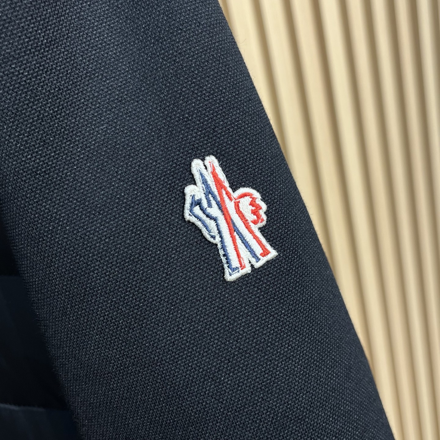 羽绒服 蒙家秋冬男装抽绳风帽短款羽绒夹克是秋冬男装系列中的一款，以黑色为主色调，兼具时尚与实用性。这款羽