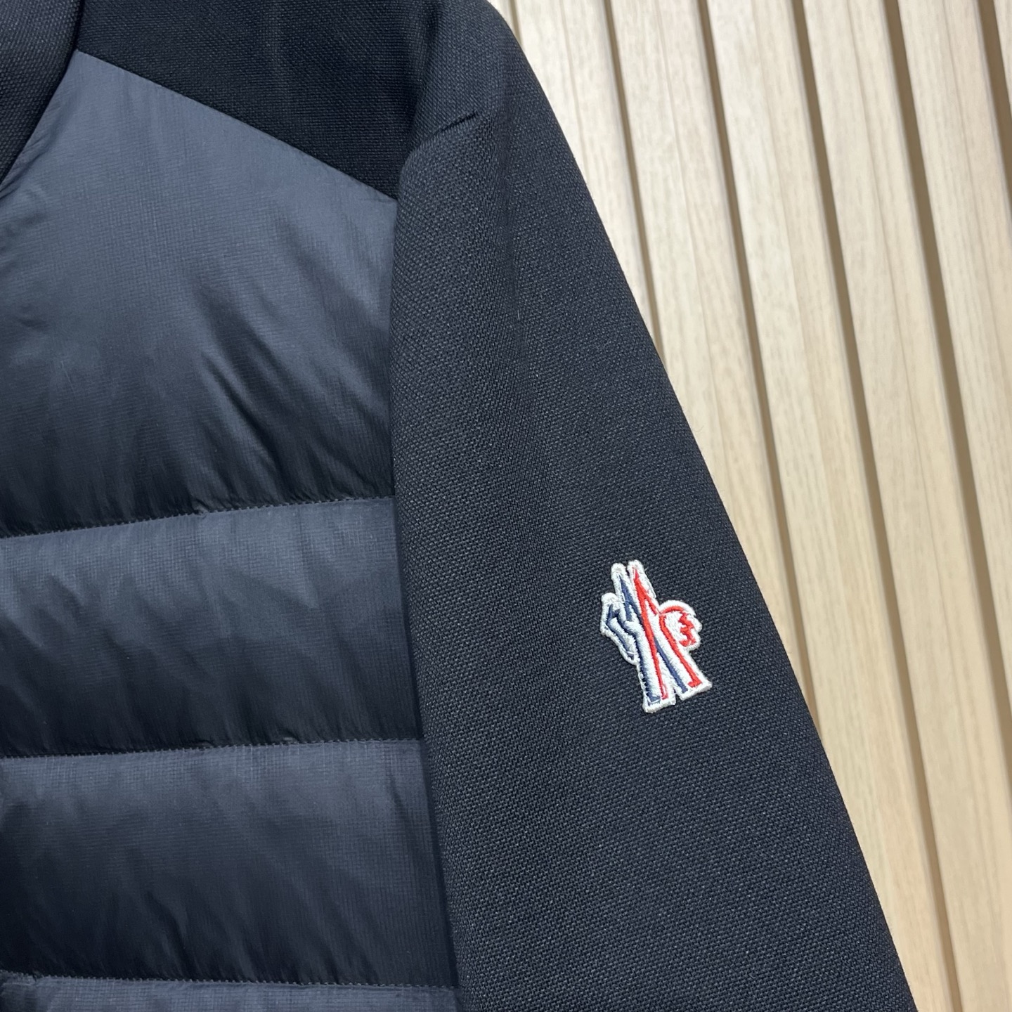 羽绒服 蒙家秋冬男装抽绳风帽短款羽绒夹克是秋冬男装系列中的一款，以黑色为主色调，兼具时尚与实用性。这款羽