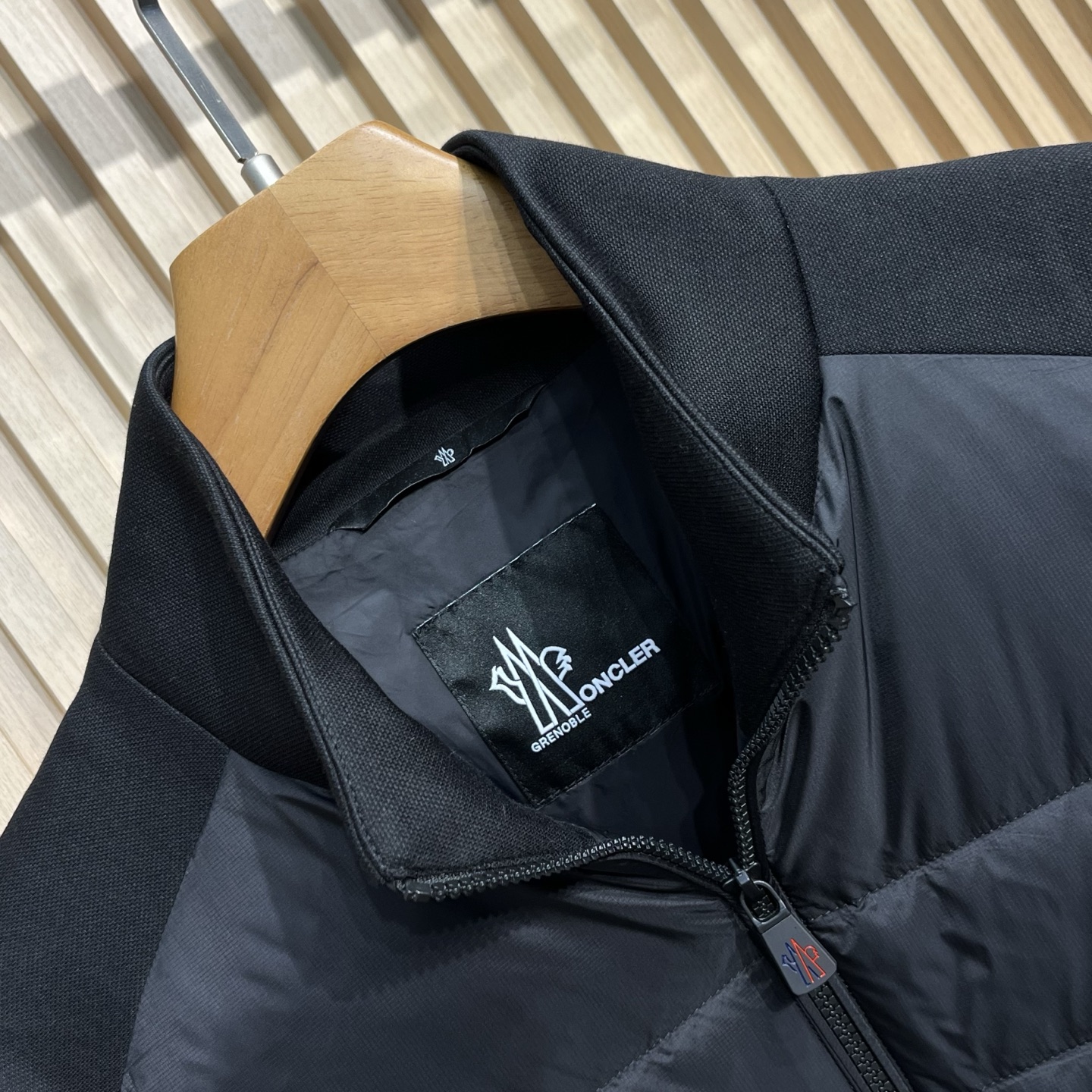 羽绒服 蒙家秋冬男装抽绳风帽短款羽绒夹克是秋冬男装系列中的一款，以黑色为主色调，兼具时尚与实用性。这款羽