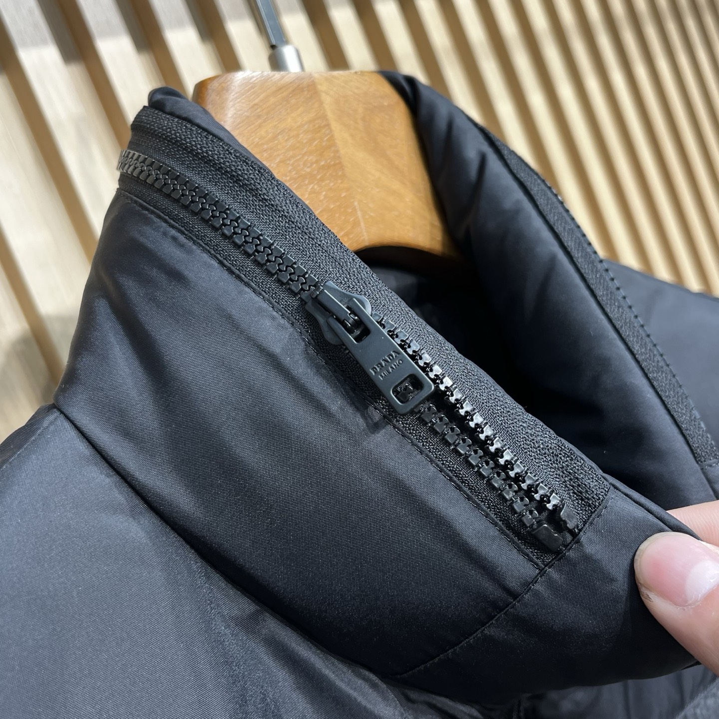 羽绒服 Prada普拉达男士25新款三角标立领尼龙背心羽绒马甲采用立领设计，能有效抵御寒风，提升保暖性。