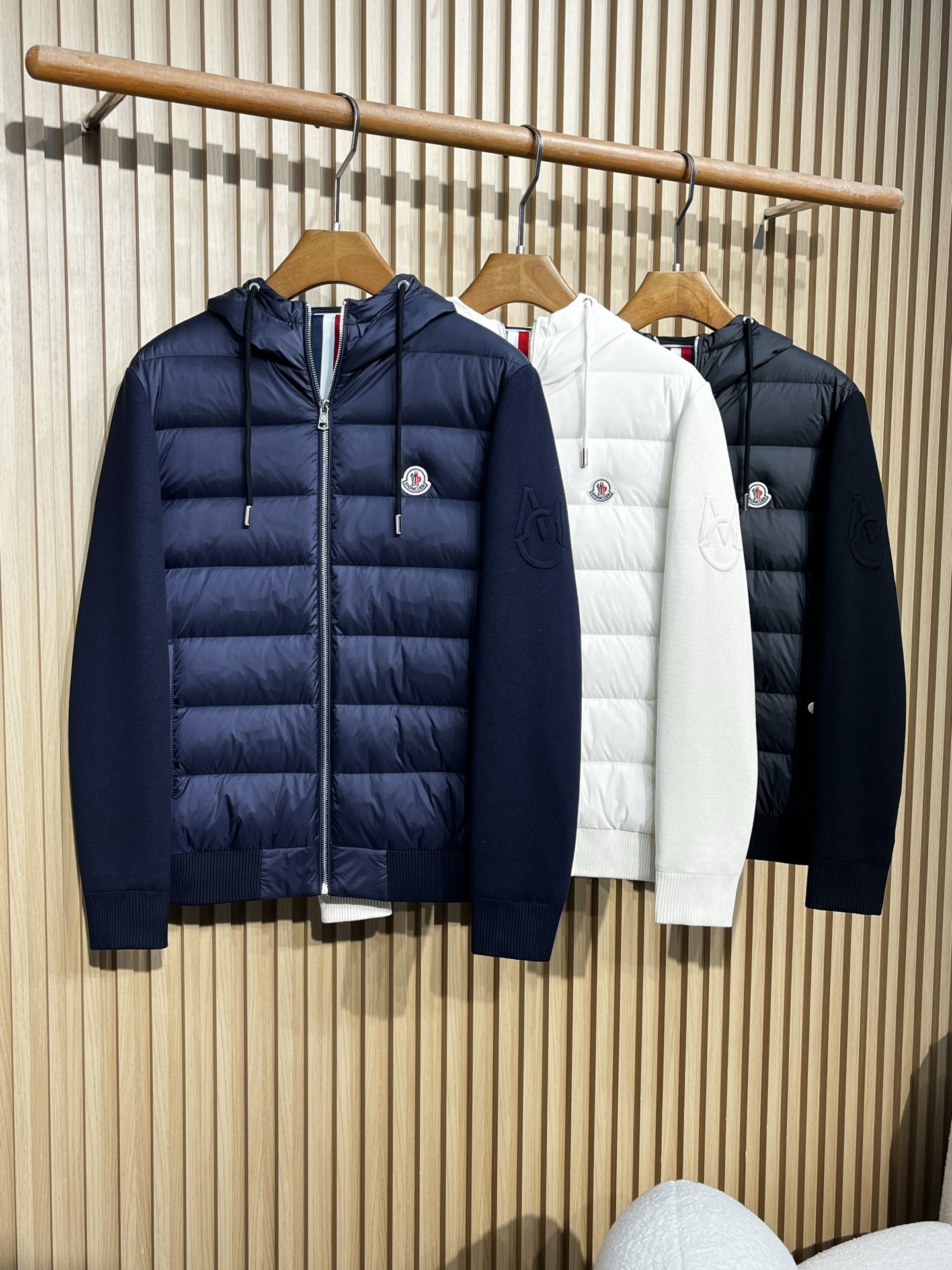 羽绒服 Moncler/蒙口 26新品90白鸭绒针织拼接连帽外套羽绒服三个颜色：提供白色、藏蓝色、黑色三