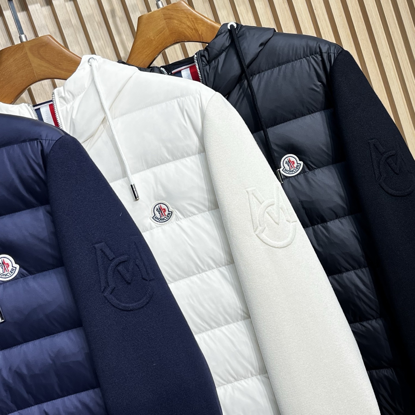 羽绒服 Moncler/蒙口 26新品90白鸭绒针织拼接连帽外套羽绒服三个颜色：提供白色、藏蓝色、黑色三