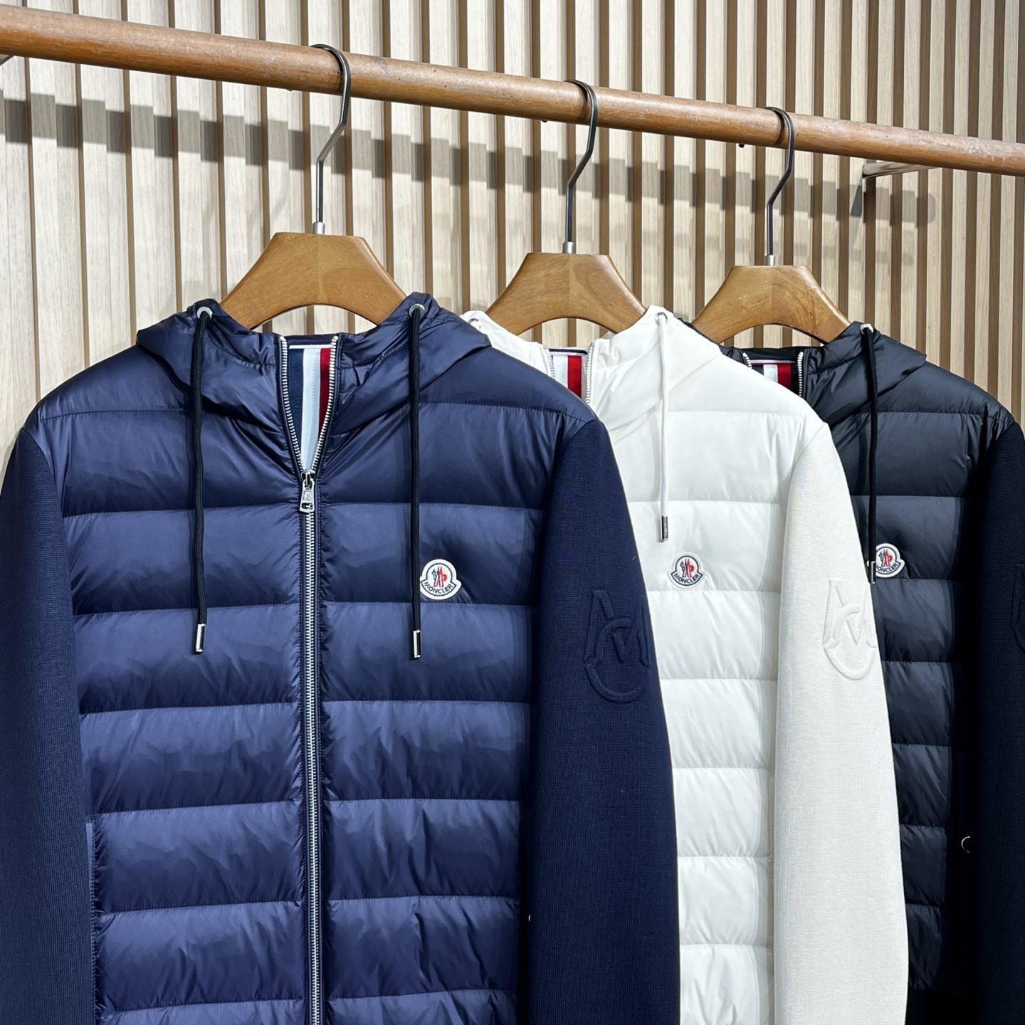 羽绒服 Moncler/蒙口 26新品90白鸭绒针织拼接连帽外套羽绒服三个颜色：提供白色、藏蓝色、黑色三