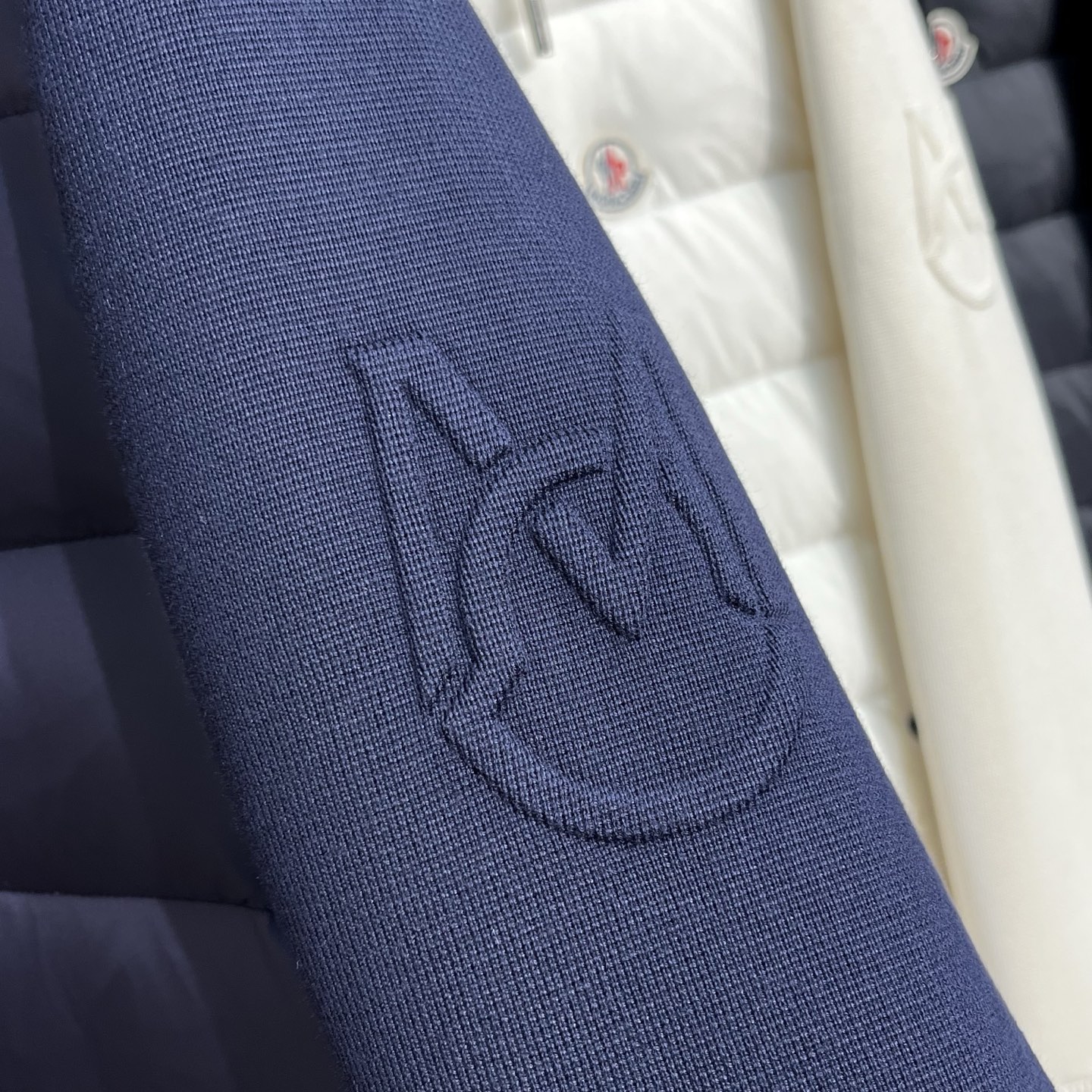 羽绒服 Moncler/蒙口 26新品90白鸭绒针织拼接连帽外套羽绒服三个颜色：提供白色、藏蓝色、黑色三
