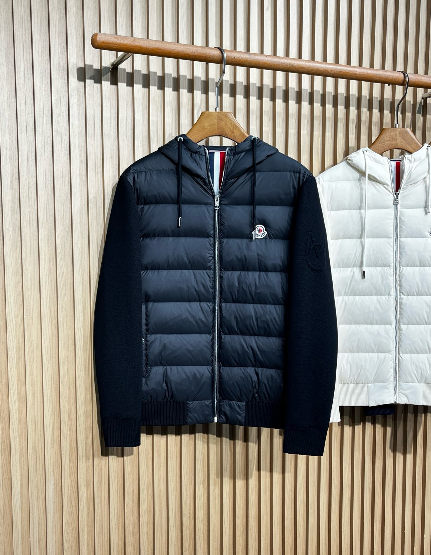 羽绒服 Moncler/蒙口 26新品90白鸭绒针织拼接连帽外套羽绒服三个颜色：提供白色、藏蓝色、黑色三
