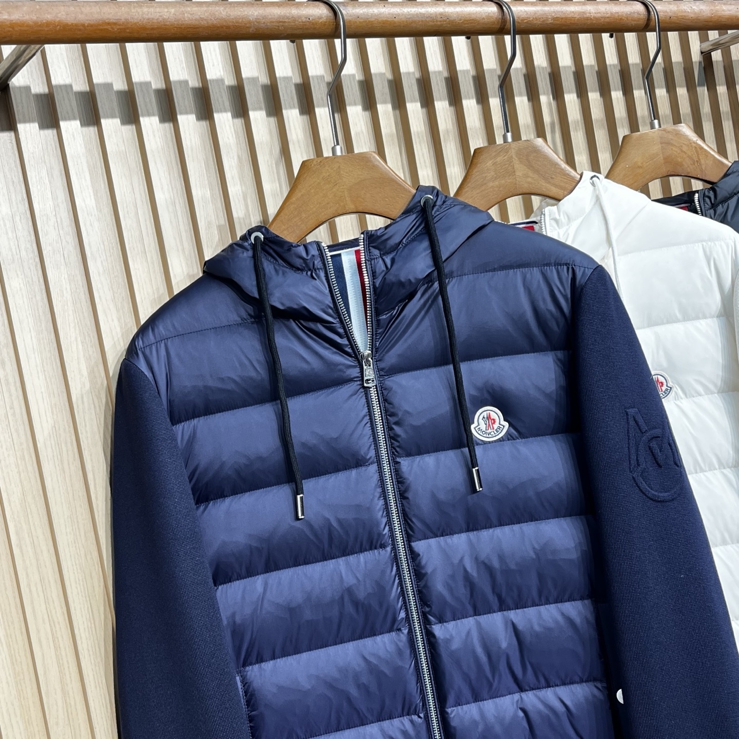 羽绒服 Moncler/蒙口 26新品90白鸭绒针织拼接连帽外套羽绒服三个颜色：提供白色、藏蓝色、黑色三