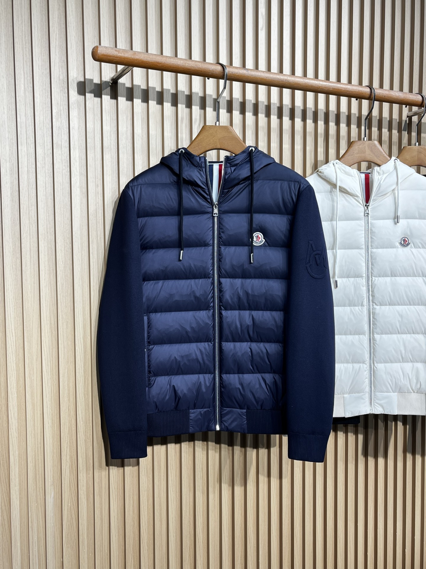 羽绒服 Moncler/蒙口 26新品90白鸭绒针织拼接连帽外套羽绒服三个颜色：提供白色、藏蓝色、黑色三