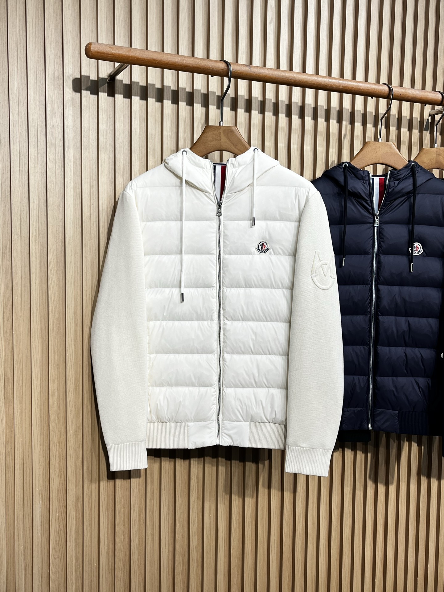 羽绒服 Moncler/蒙口 26新品90白鸭绒针织拼接连帽外套羽绒服三个颜色：提供白色、藏蓝色、黑色三
