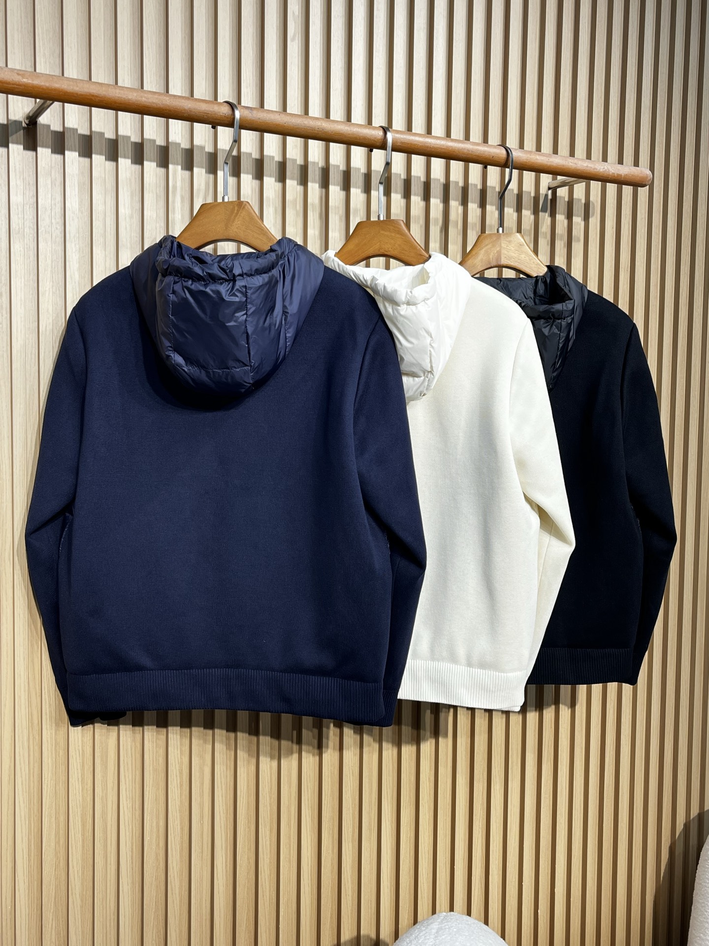 羽绒服 Moncler/蒙口 26新品90白鸭绒针织拼接连帽外套羽绒服三个颜色：提供白色、藏蓝色、黑色三