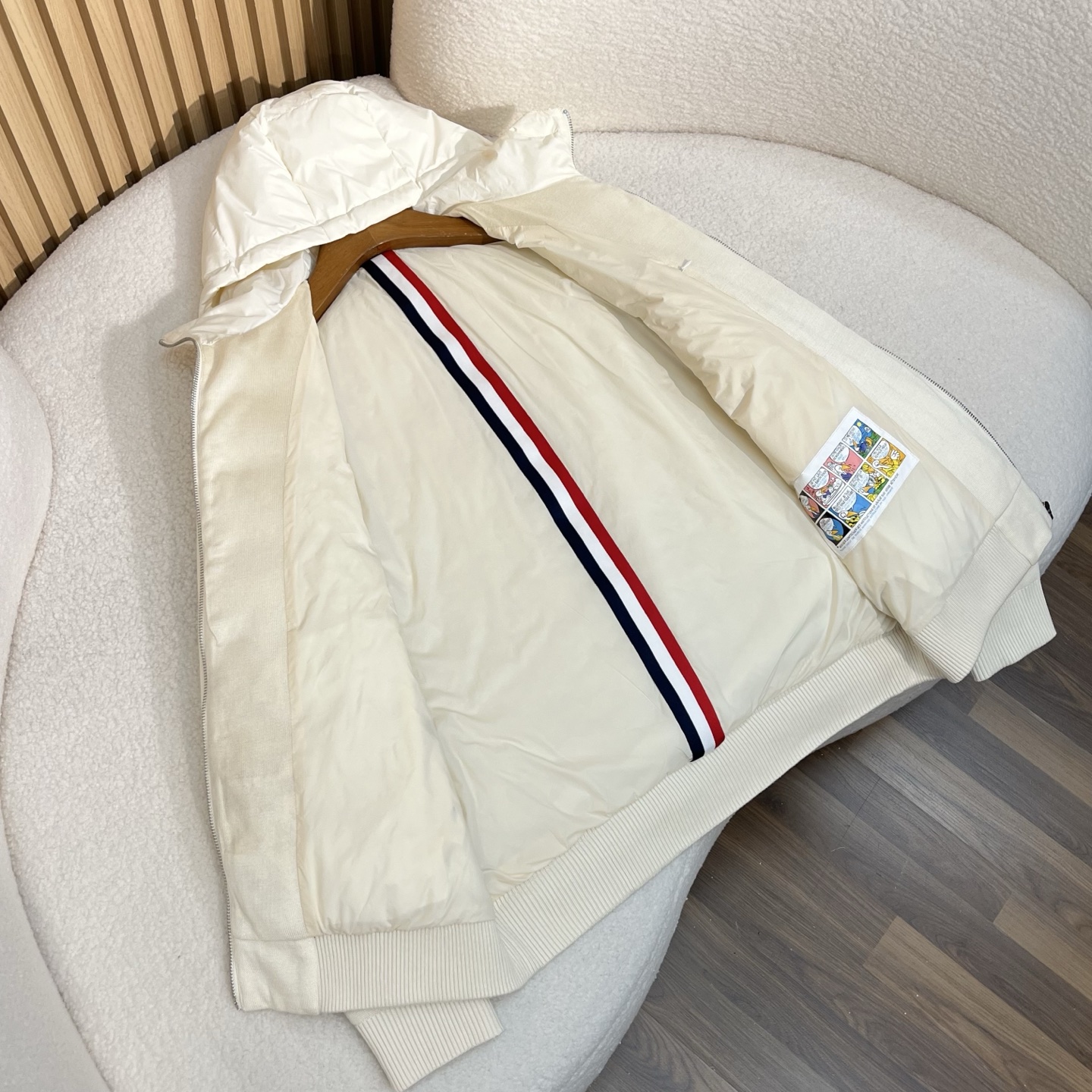 羽绒服 白色细节