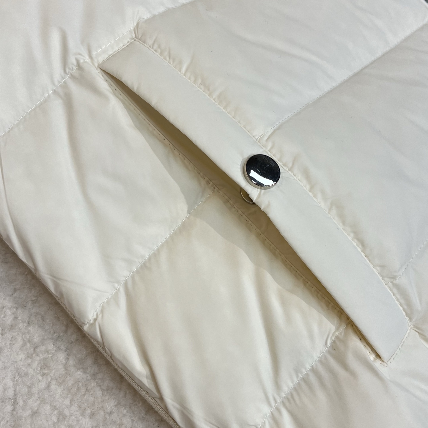 羽绒服 白色细节