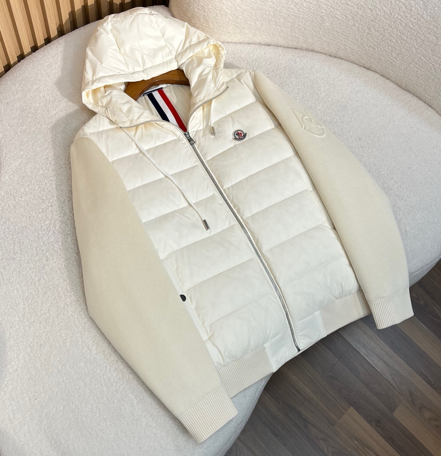 羽绒服 白色细节