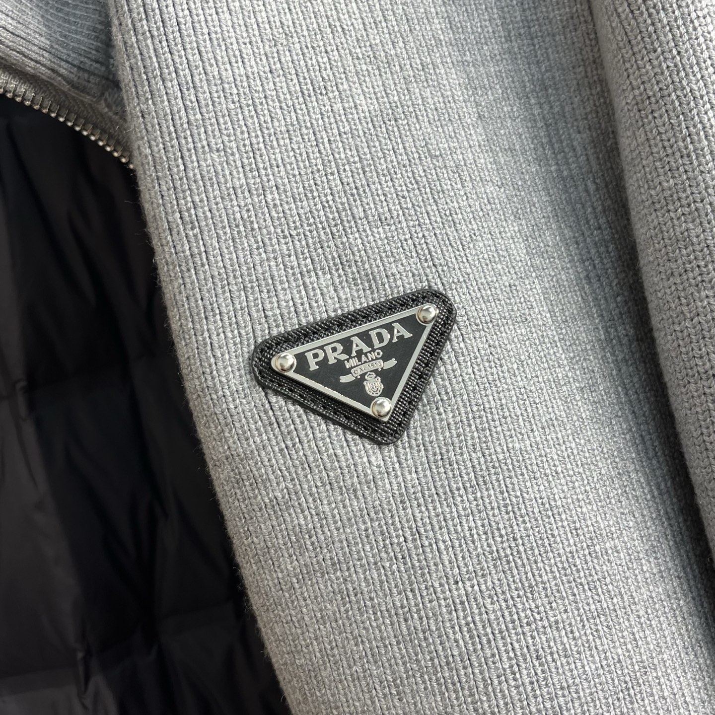 羽绒服 普拉达 25秋冬男士时尚针织羽绒服 轻奢时尚休闲风格，轻盈保暖柔软！低调系列时尚百搭，就是有型！