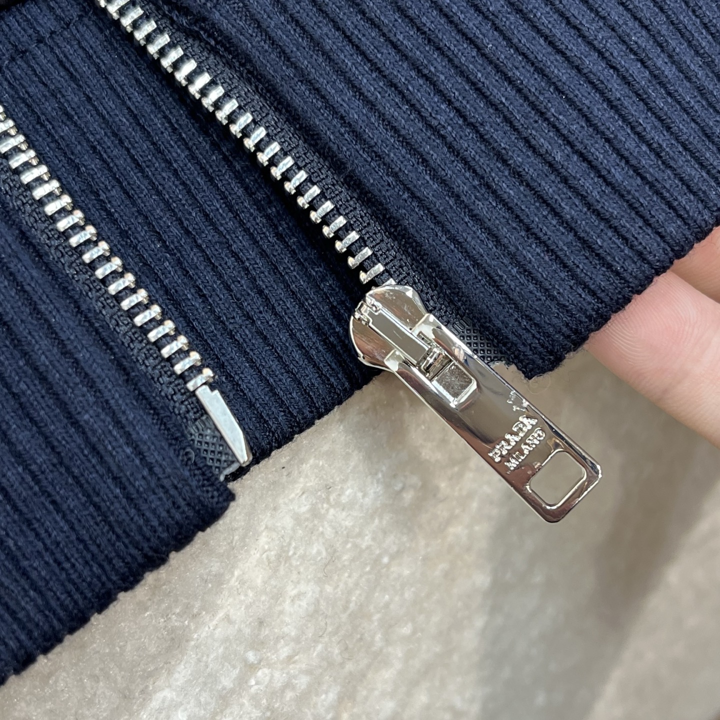 羽绒服 藏青色细节