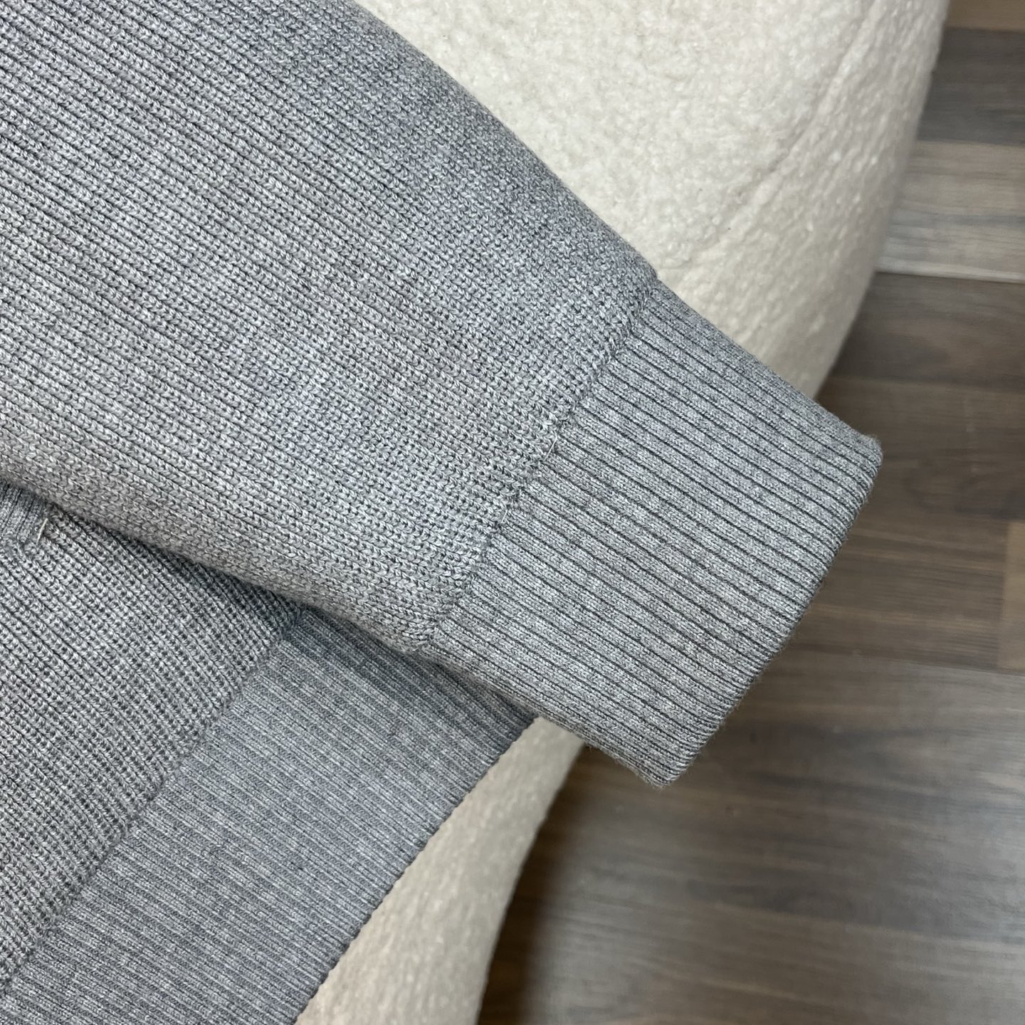 羽绒服 灰色细节