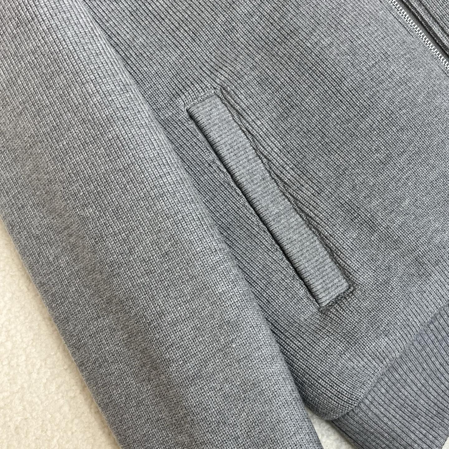 羽绒服 灰色细节