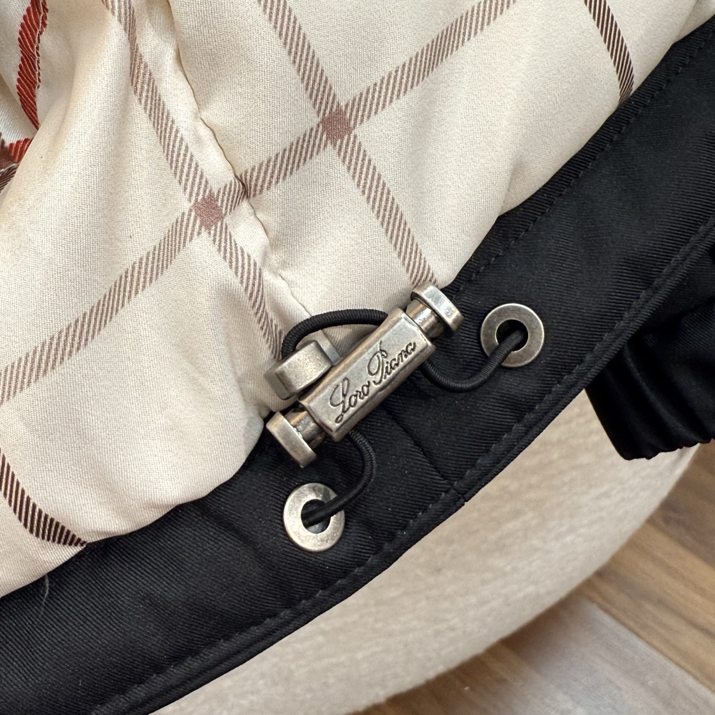 羽绒服 黑色细节