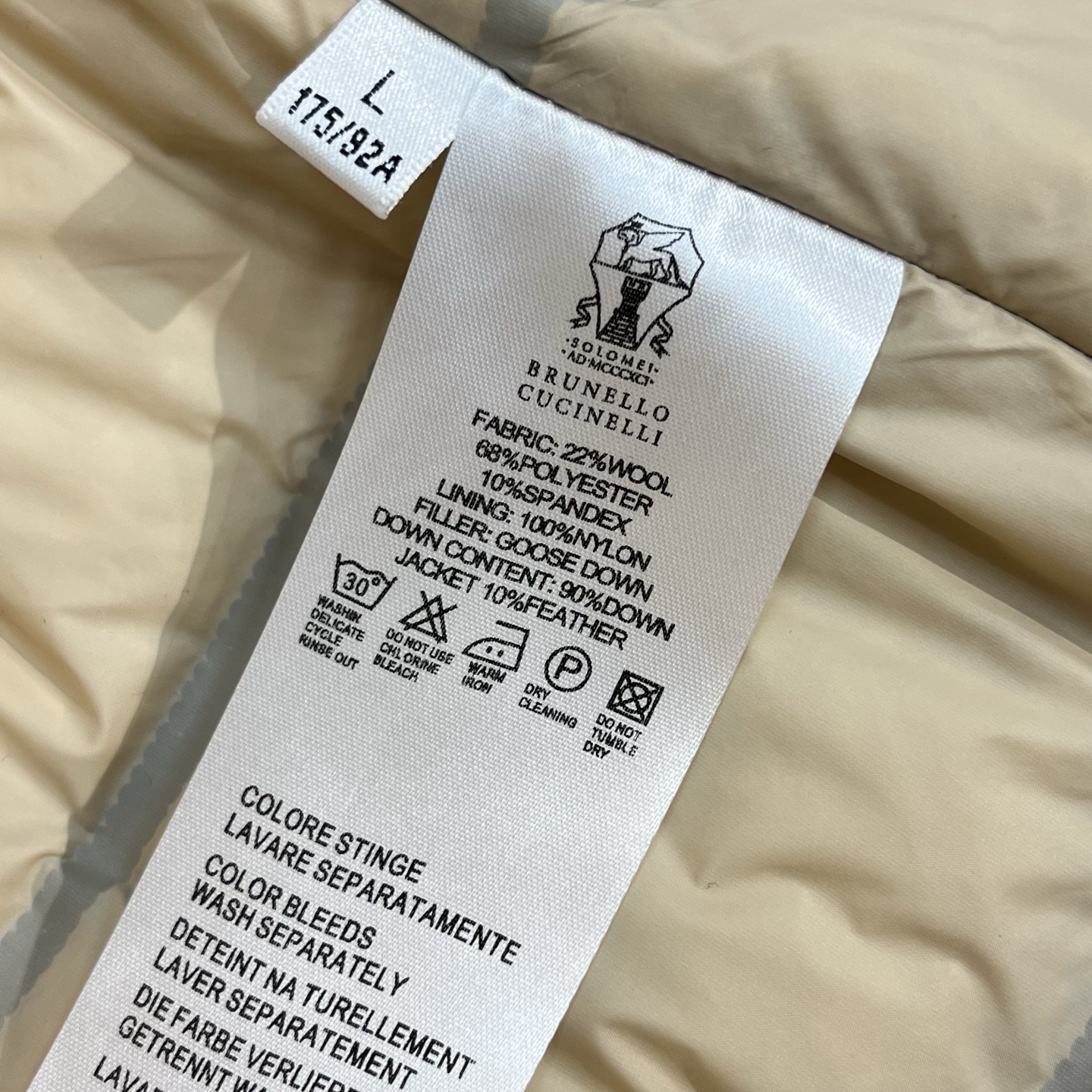 羽绒服 白色细节