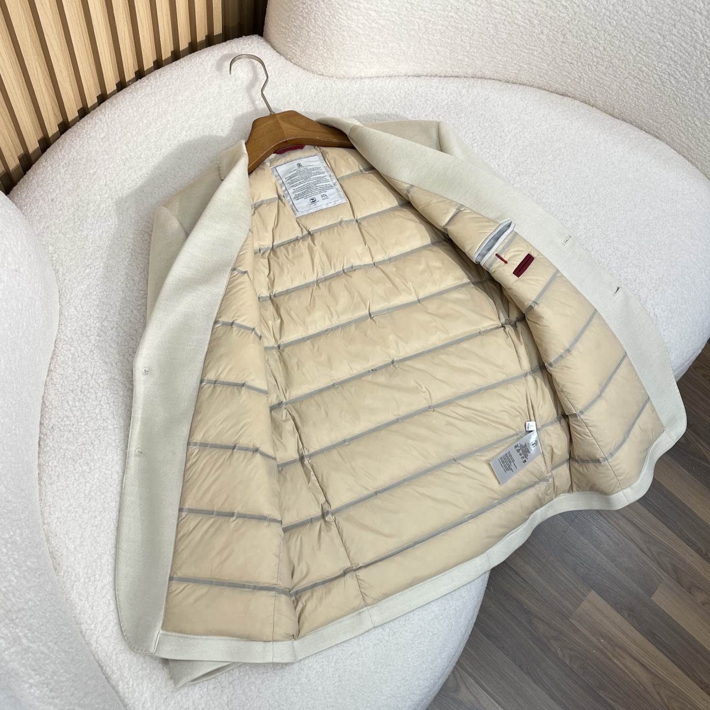 羽绒服 白色细节