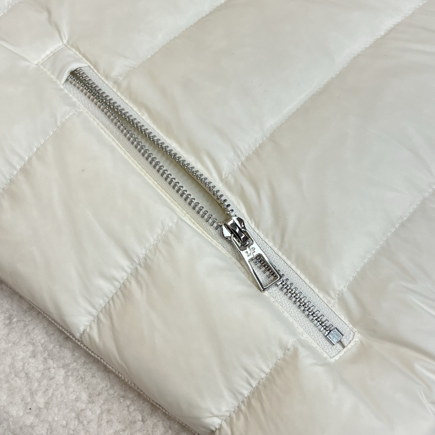 羽绒服 白色细节