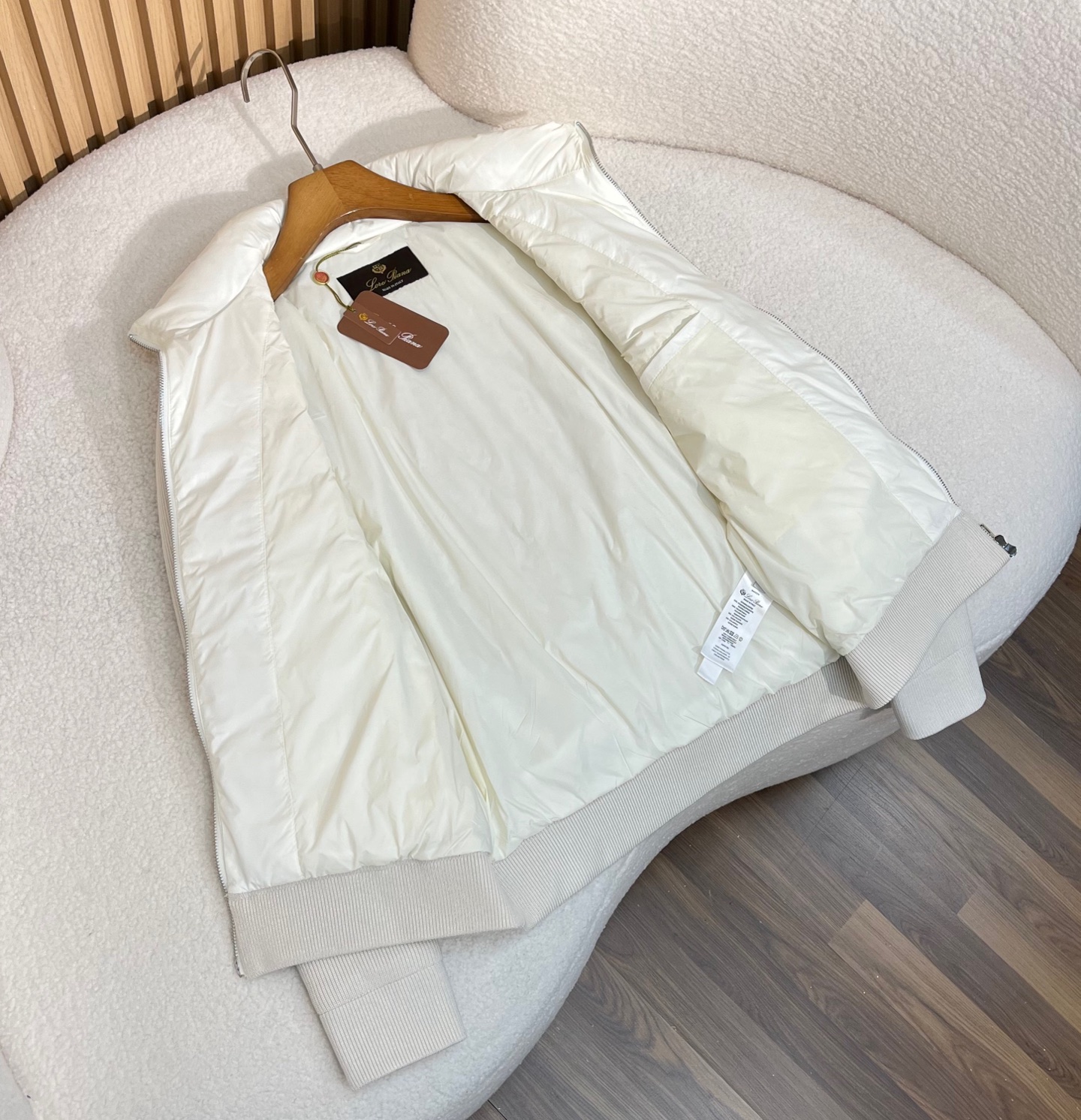 羽绒服 白色细节