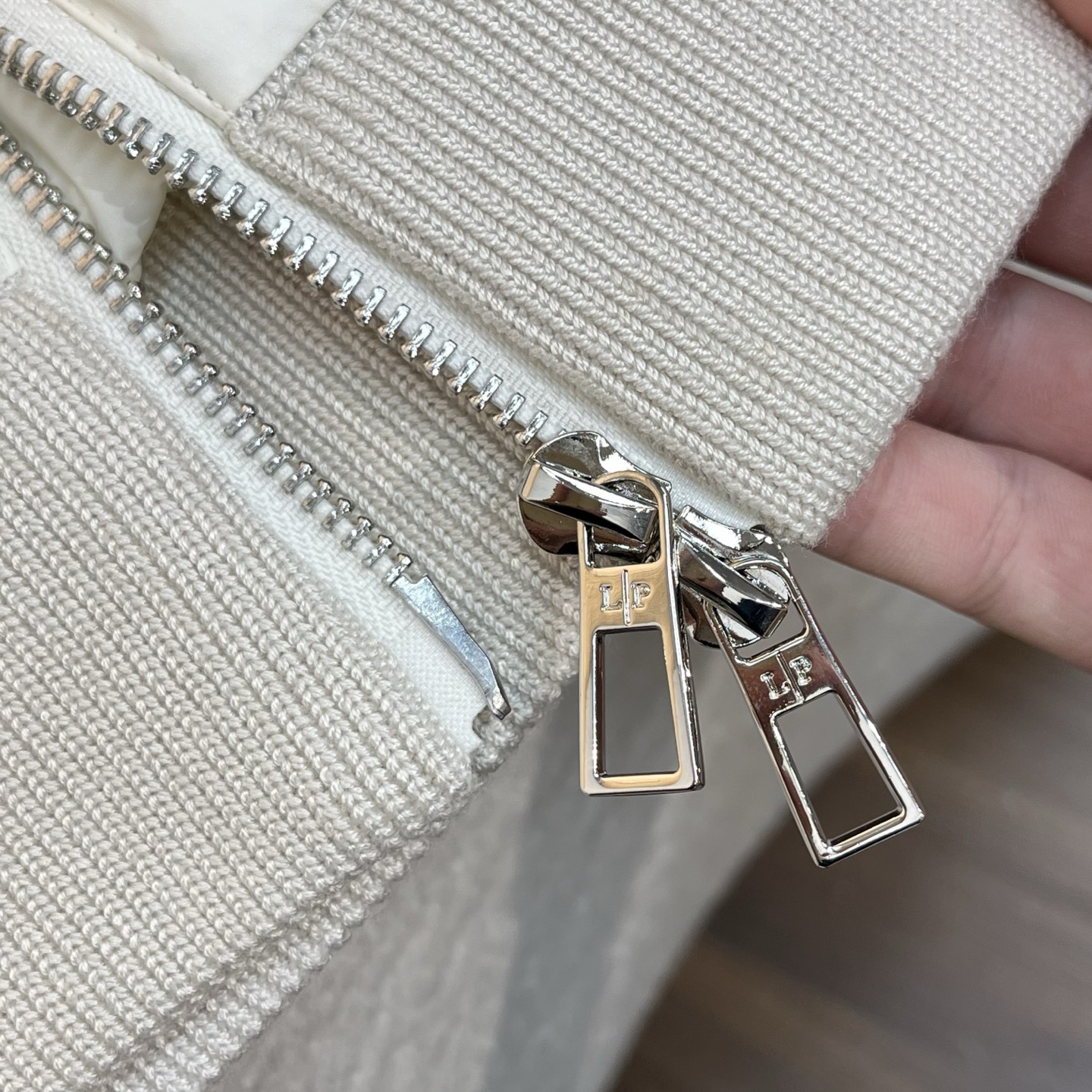 羽绒服 白色细节