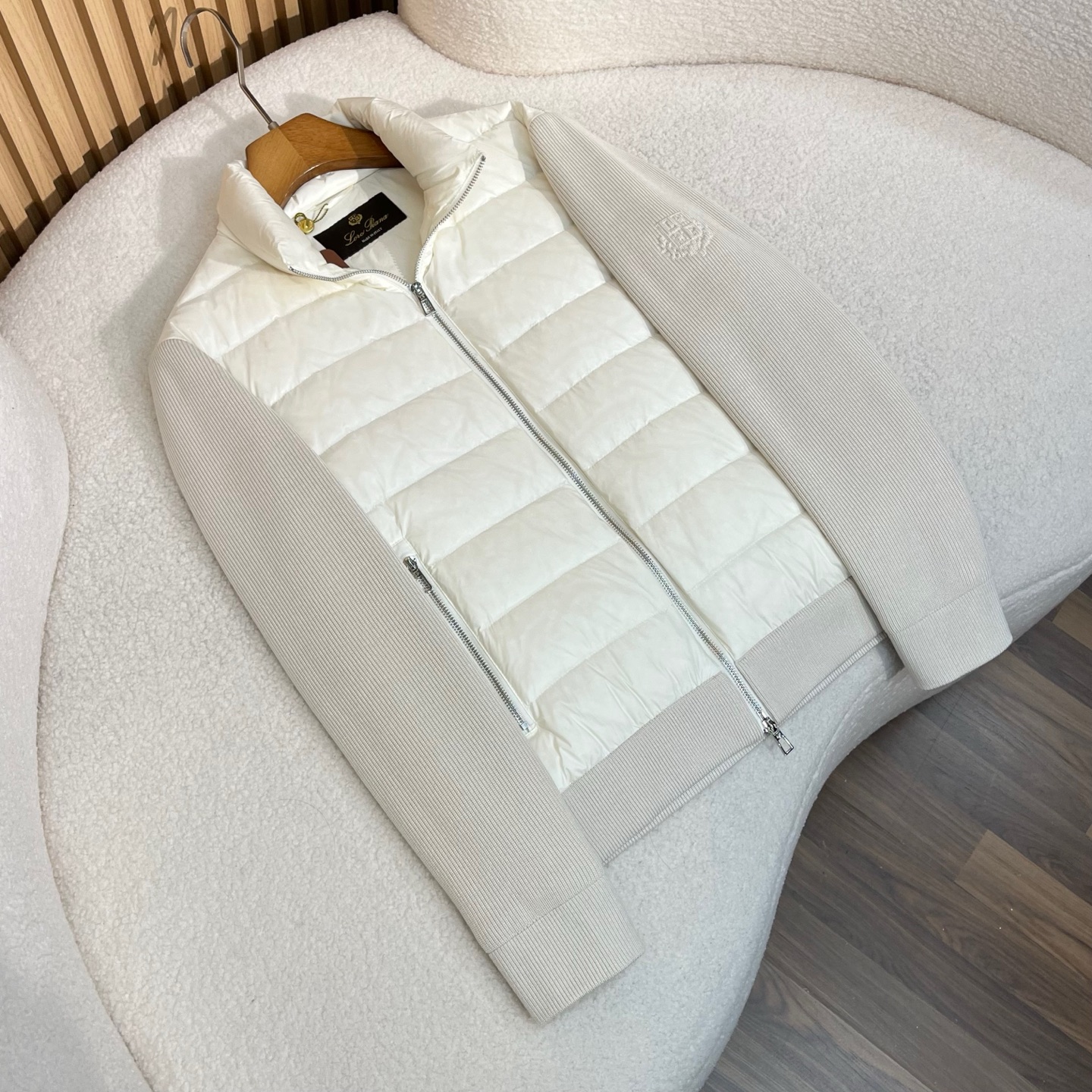 羽绒服 白色细节