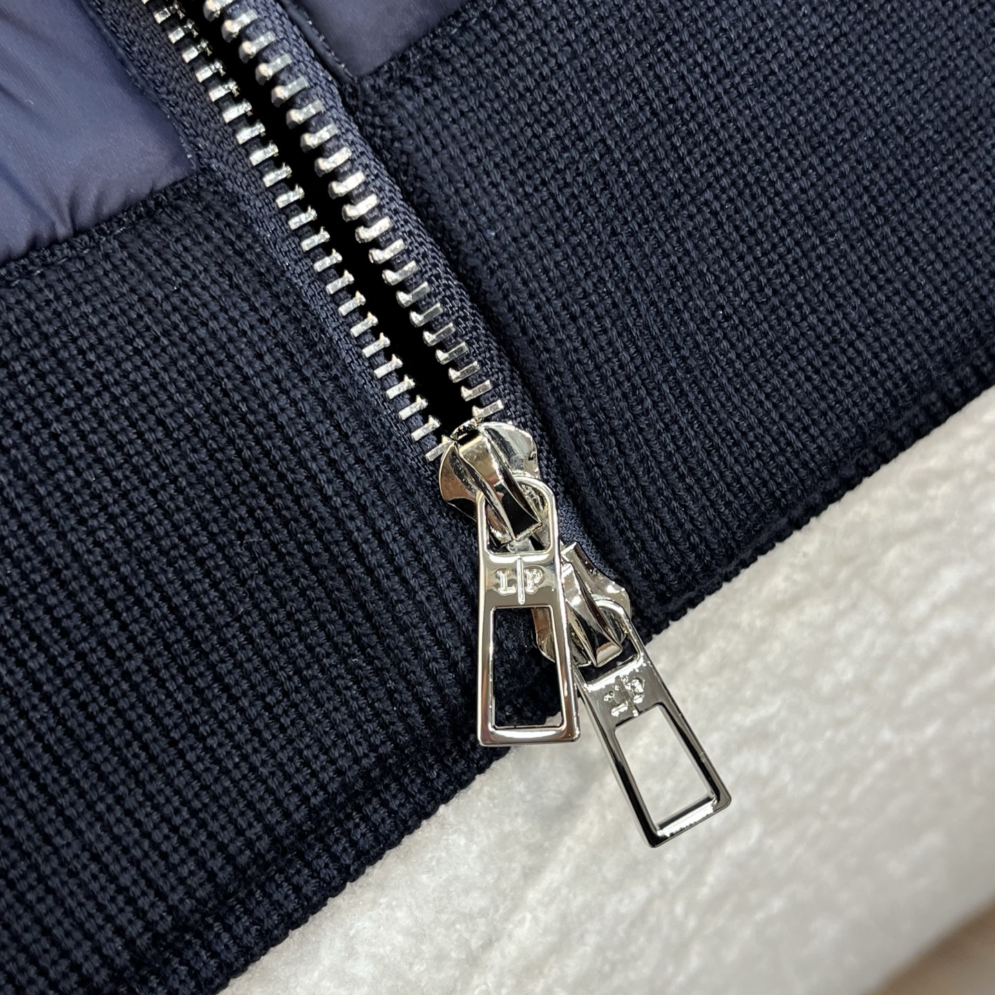 羽绒服 藏青色细节