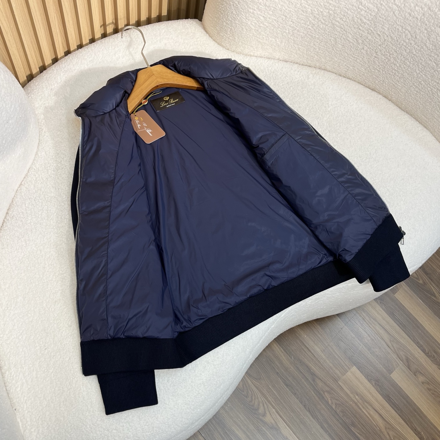 羽绒服 藏青色细节