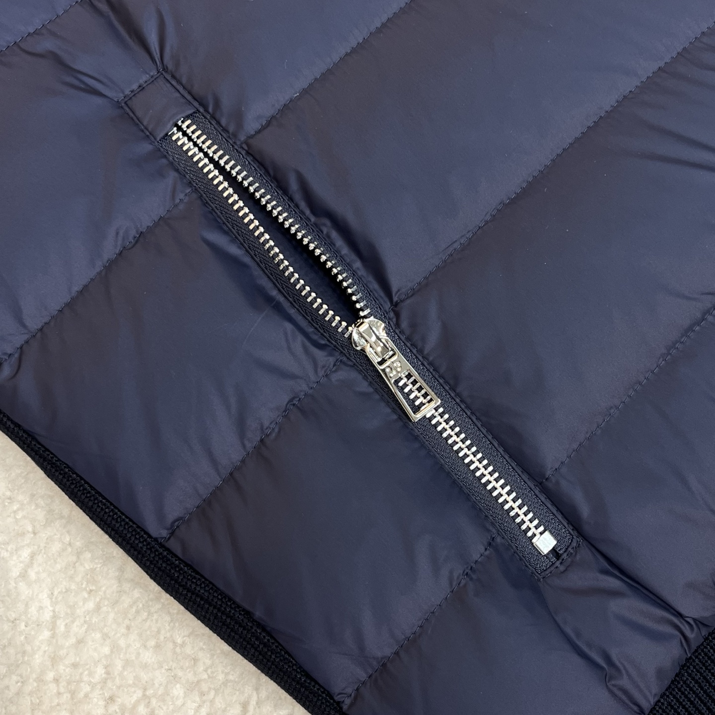 羽绒服 藏青色细节