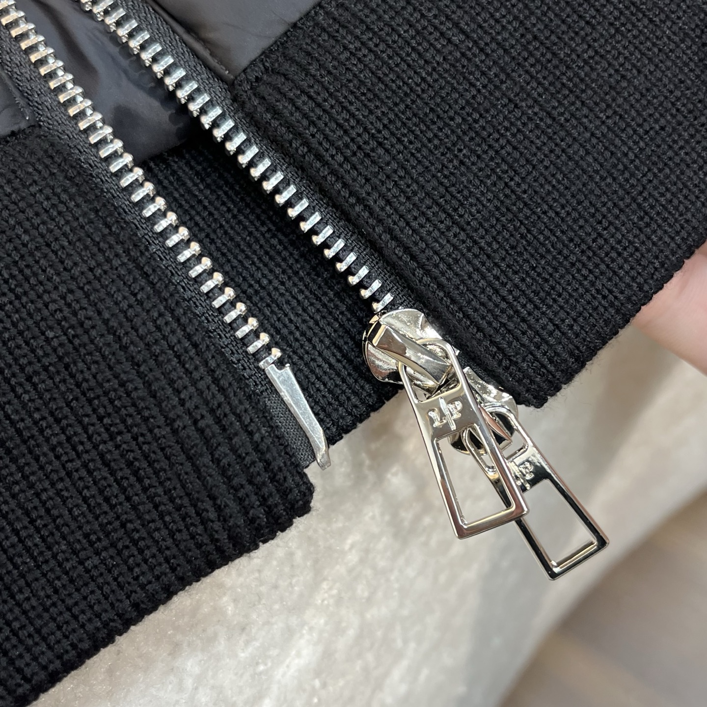 羽绒服 黑色细节