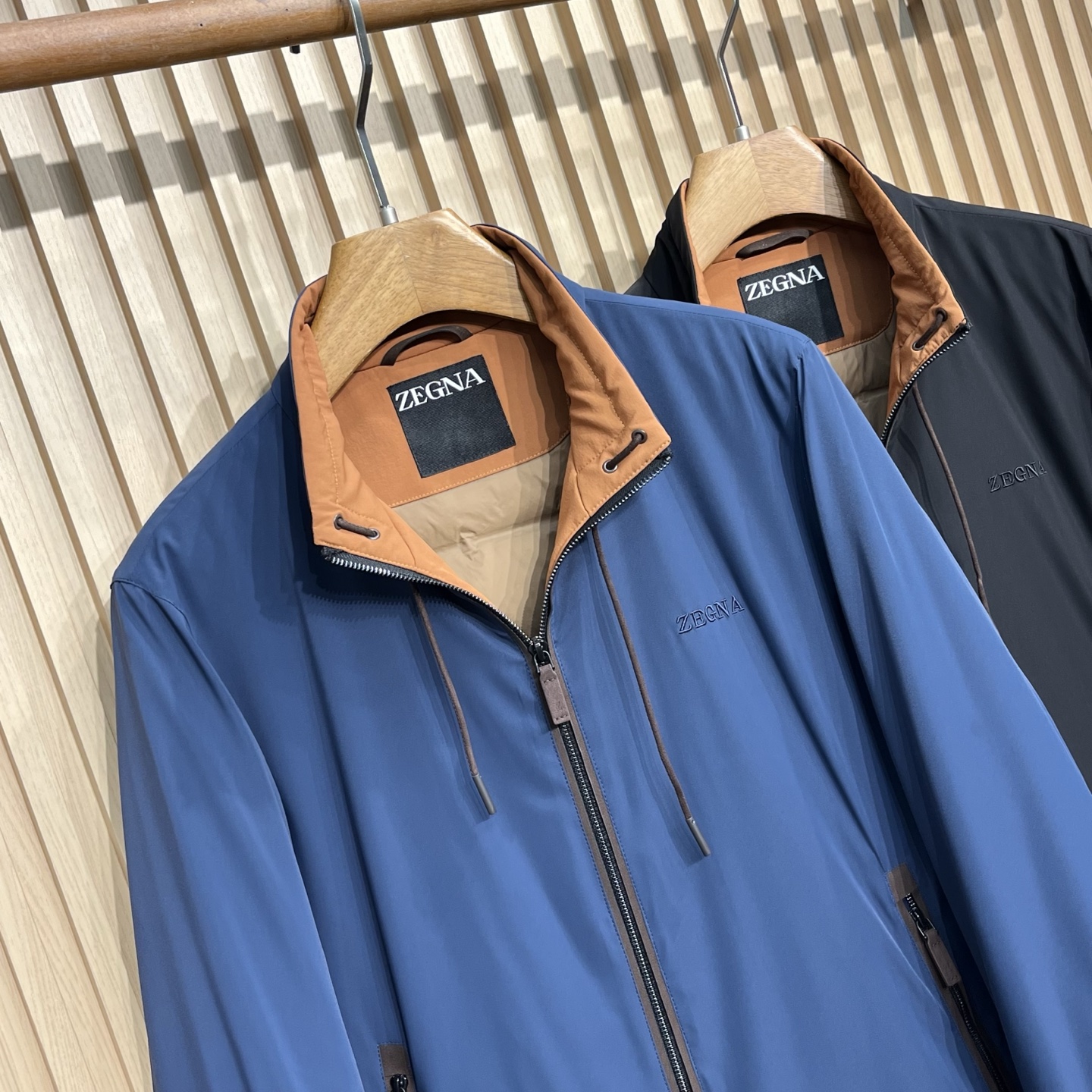 羽绒服 EZ25FW秋冬新款拉链立领轻薄羽绒服夹克，男士经典logo刺绣标识商务休闲百搭薄款羽绒外套！贸