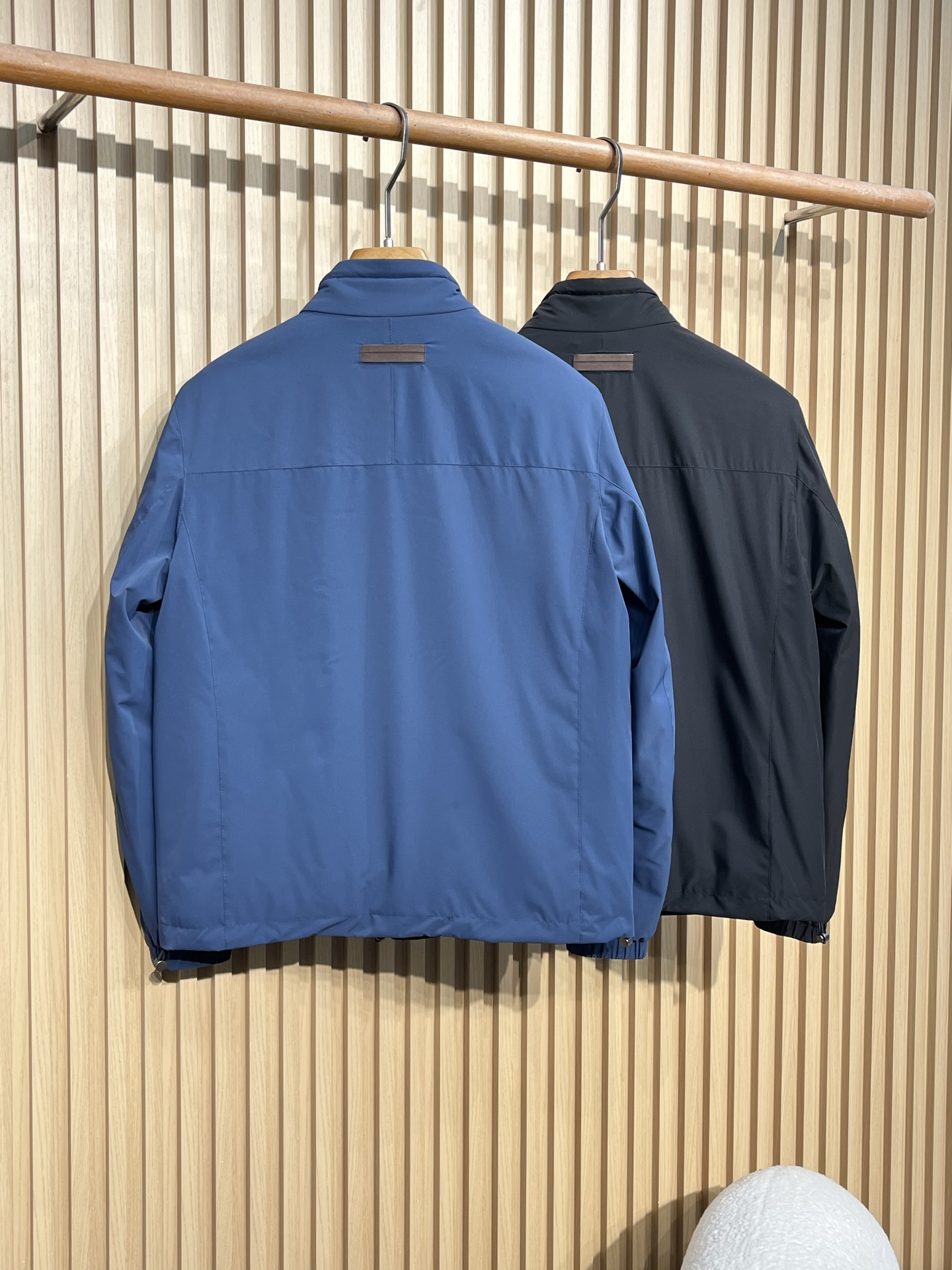 羽绒服 EZ25FW秋冬新款拉链立领轻薄羽绒服夹克，男士经典logo刺绣标识商务休闲百搭薄款羽绒外套！贸