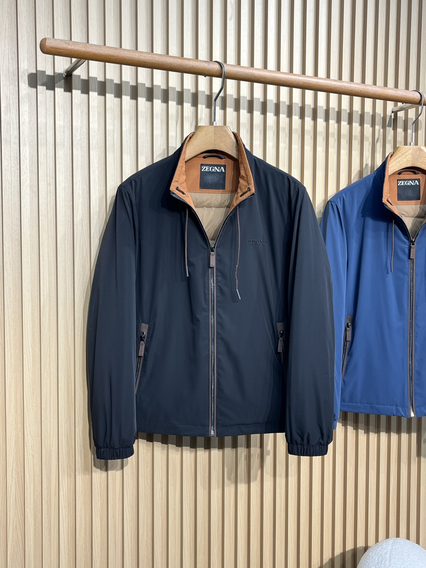 羽绒服 EZ25FW秋冬新款拉链立领轻薄羽绒服夹克，男士经典logo刺绣标识商务休闲百搭薄款羽绒外套！贸