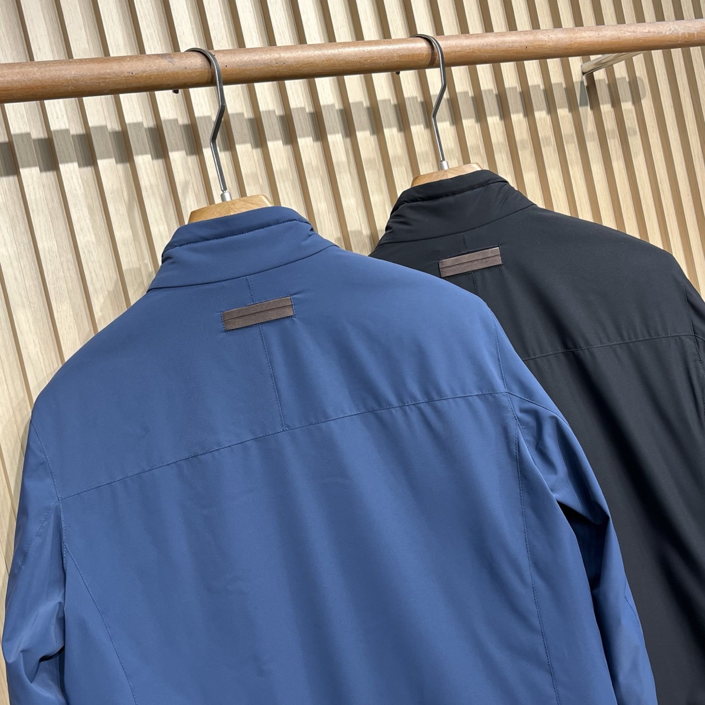 羽绒服 EZ25FW秋冬新款拉链立领轻薄羽绒服夹克，男士经典logo刺绣标识商务休闲百搭薄款羽绒外套！贸