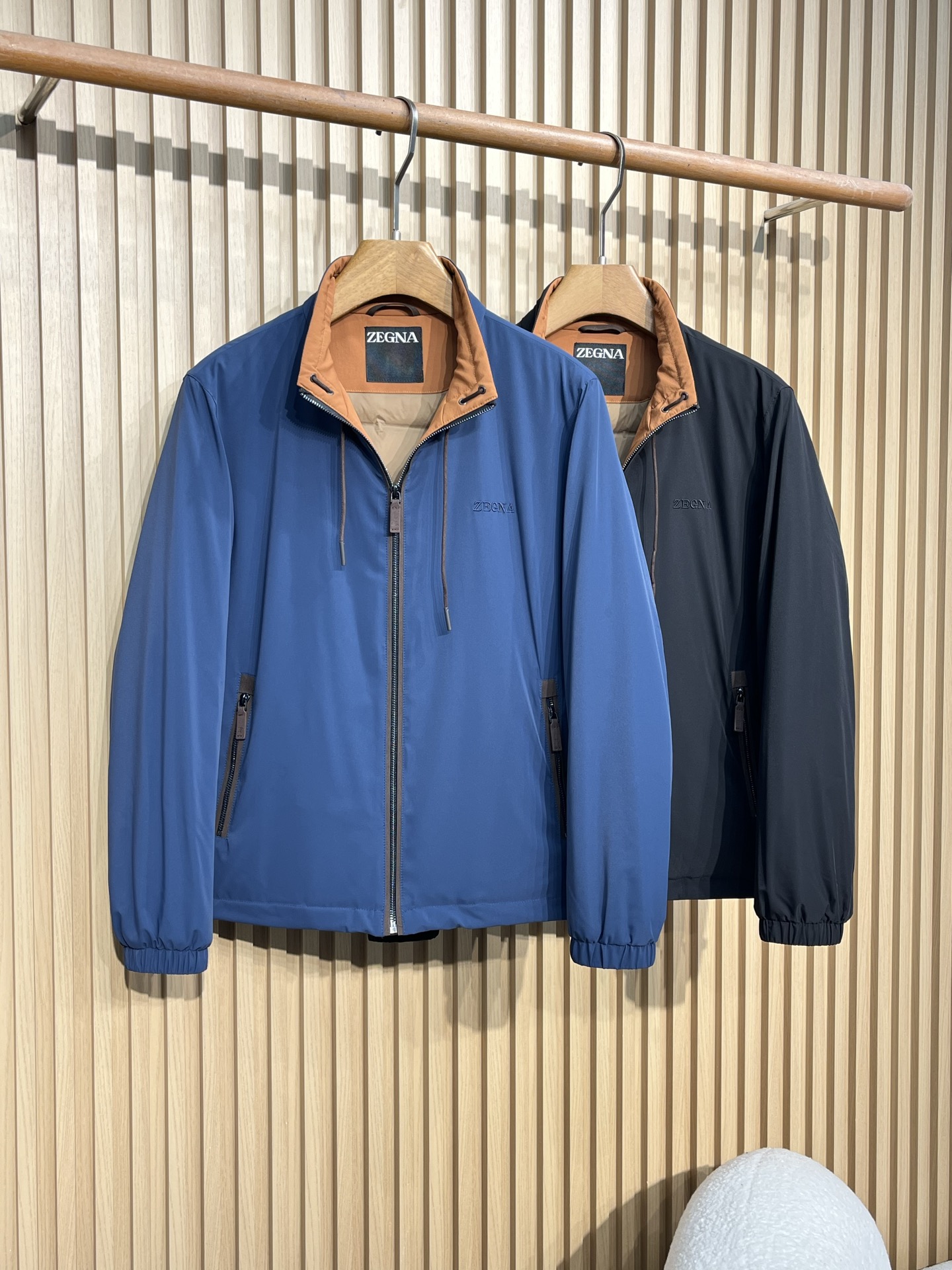 羽绒服 EZ25FW秋冬新款拉链立领轻薄羽绒服夹克，男士经典logo刺绣标识商务休闲百搭薄款羽绒外套！贸