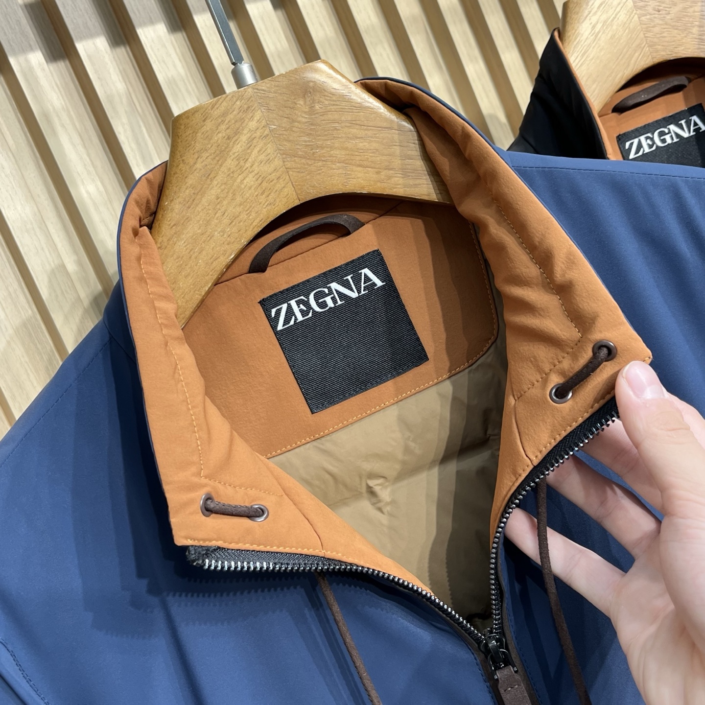 羽绒服 EZ25FW秋冬新款拉链立领轻薄羽绒服夹克，男士经典logo刺绣标识商务休闲百搭薄款羽绒外套！贸