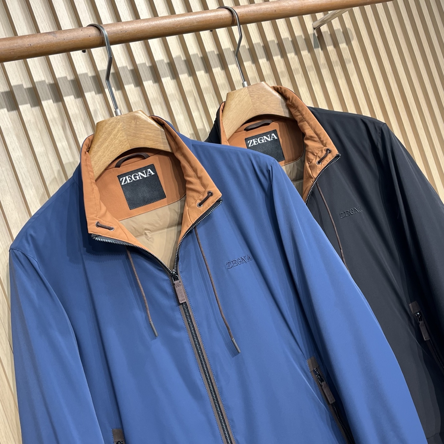 羽绒服 EZ25FW秋冬新款拉链立领轻薄羽绒服夹克，男士经典logo刺绣标识商务休闲百搭薄款羽绒外套！贸