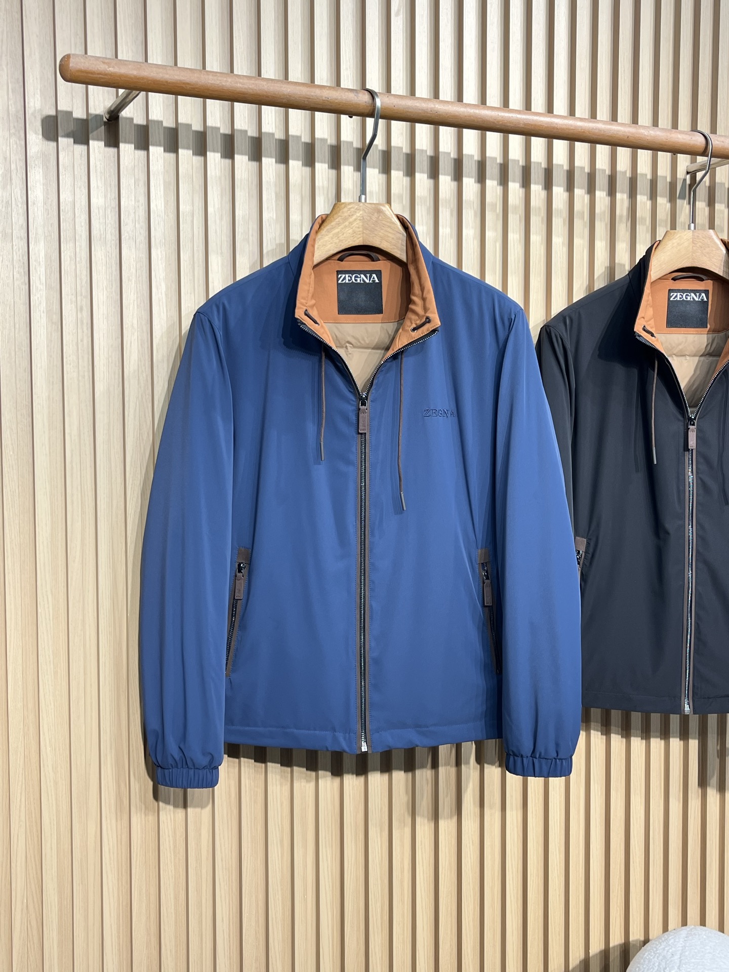 羽绒服 EZ25FW秋冬新款拉链立领轻薄羽绒服夹克，男士经典logo刺绣标识商务休闲百搭薄款羽绒外套！贸