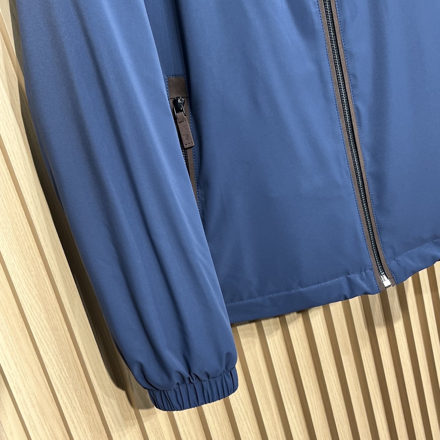 羽绒服 EZ25FW秋冬新款拉链立领轻薄羽绒服夹克，男士经典logo刺绣标识商务休闲百搭薄款羽绒外套！贸