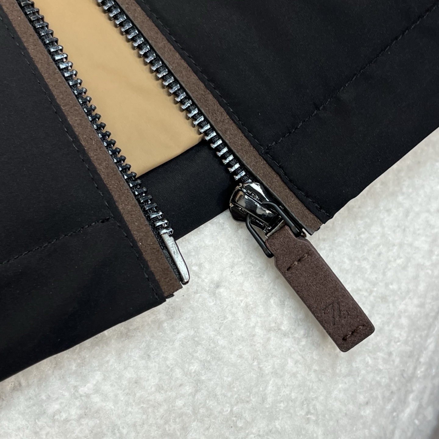 羽绒服 黑色细节