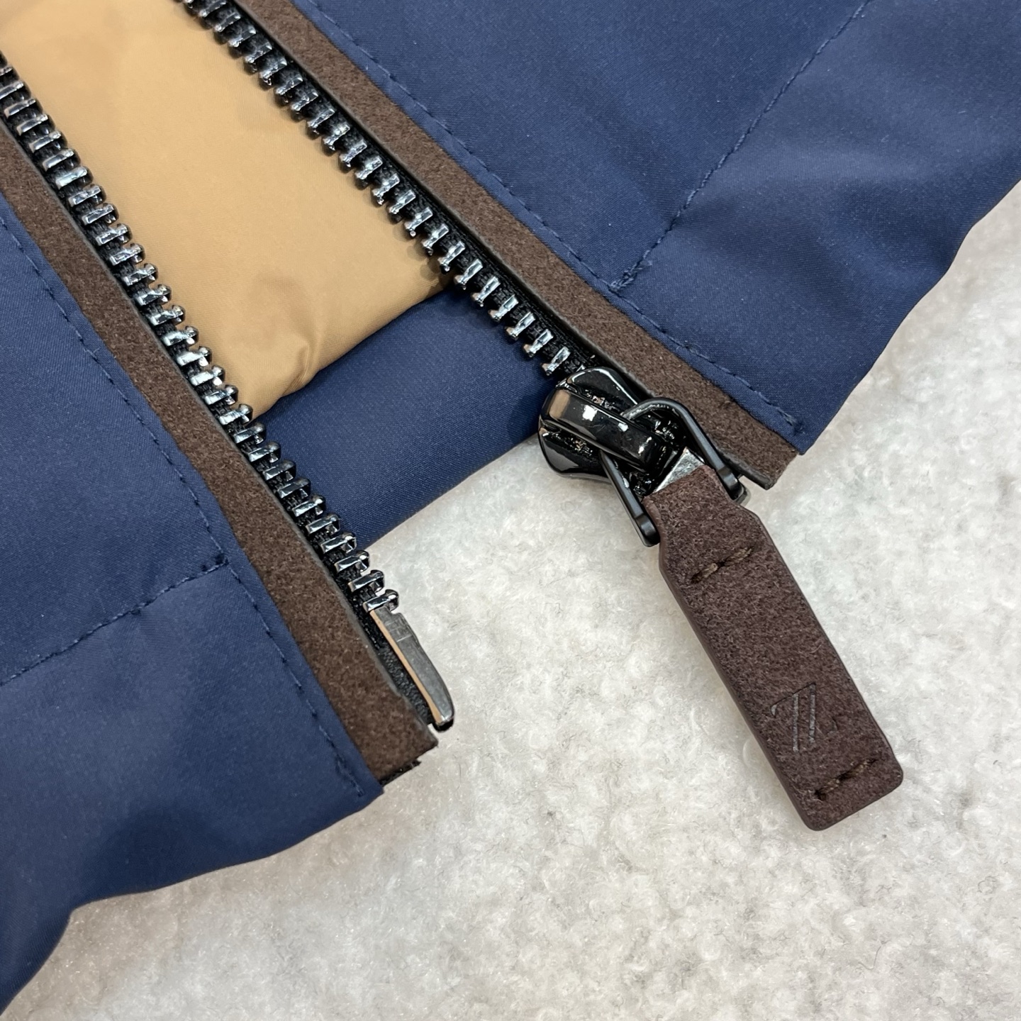 羽绒服 藏青色细节